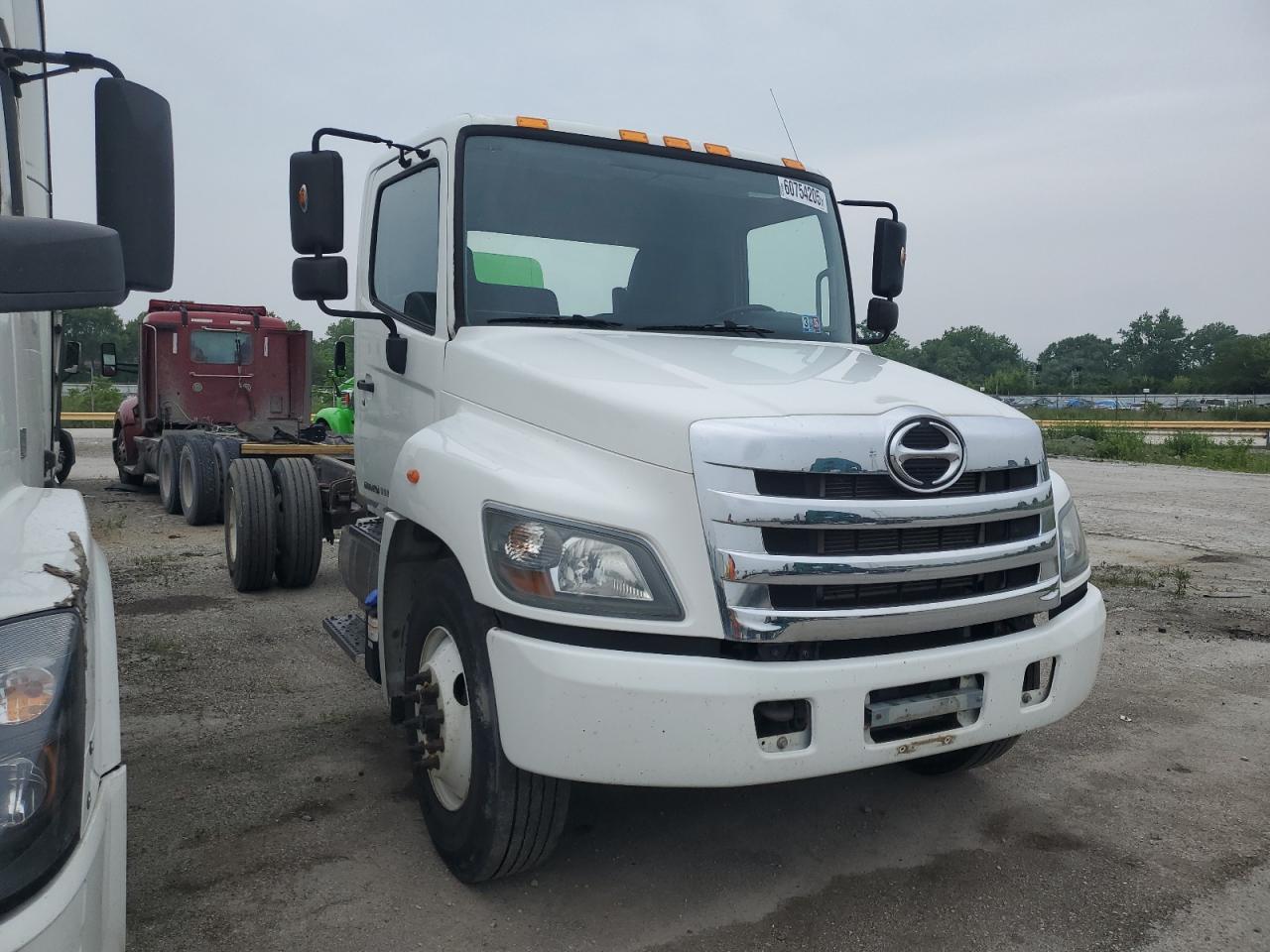 2017 Hino 268 Truck Cab And Chassis للبيع في Dyer، IN - Minor Dent/Scratches