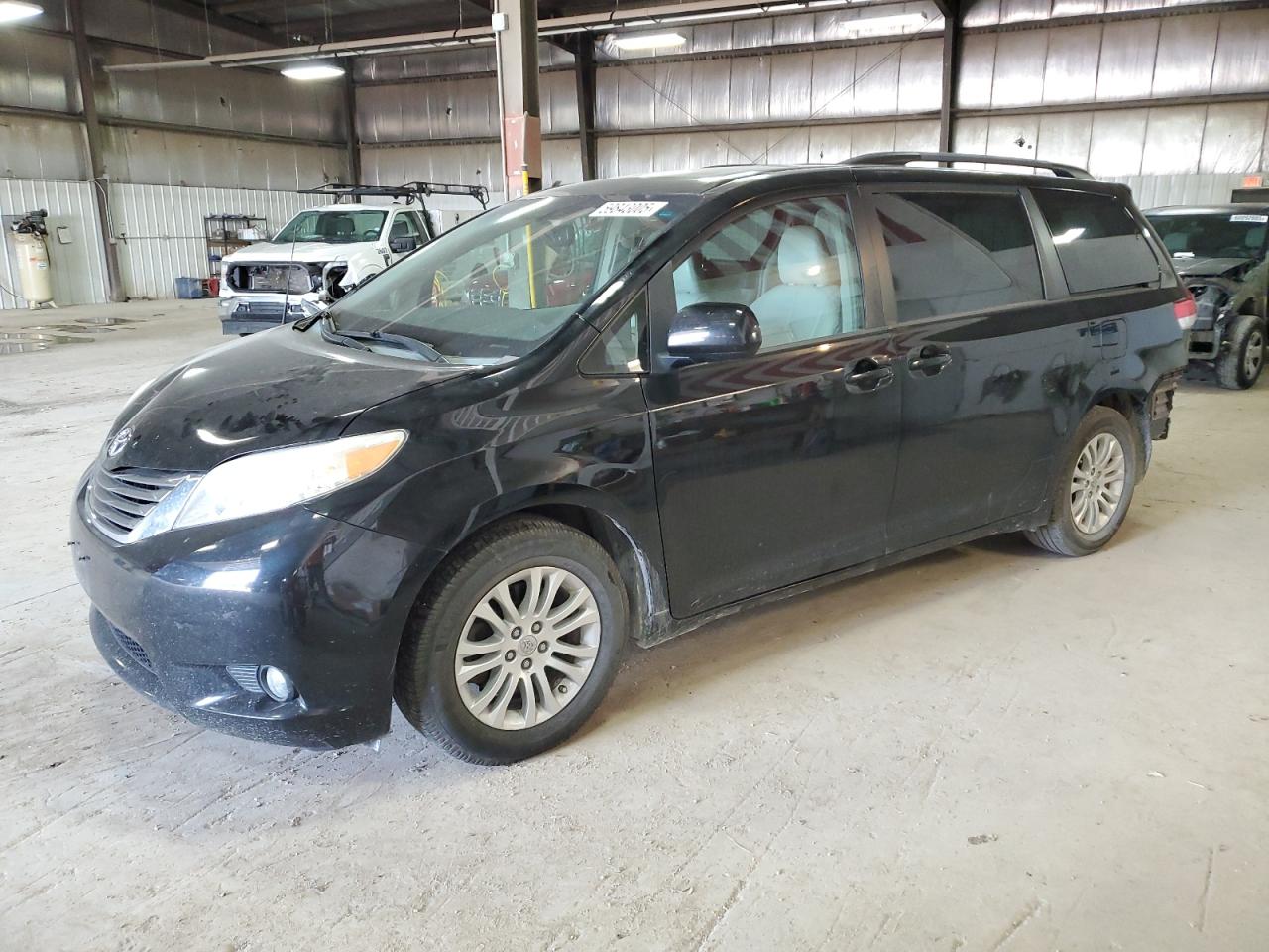 2013 Toyota Sienna Xle للبيع في Des Moines، IA - Rear End