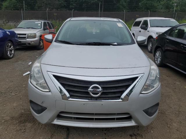 Sedans NISSAN VERSA 2015 Srebrny