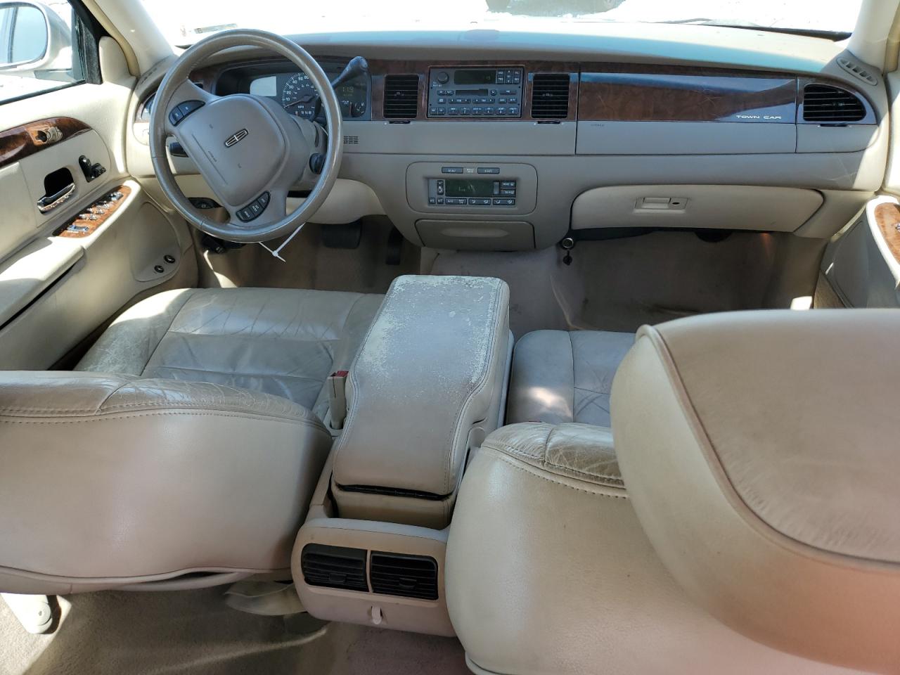 2001 Lincoln Town Car Executive VIN: 1LNHM81W11Y669367 Lot: 61468865