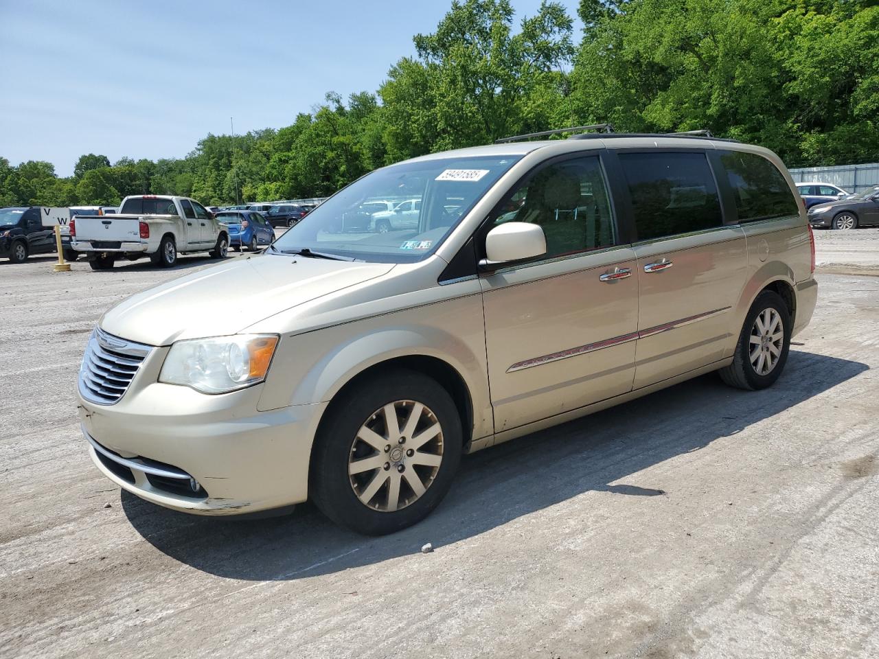 2011 Chrysler Town & Country Touring L იყიდება Ellwood City-ში, PA - Minor Dent/Scratches