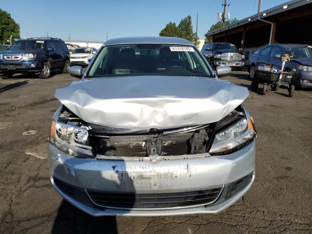 Sedans VOLKSWAGEN JETTA 2013 Srebrny