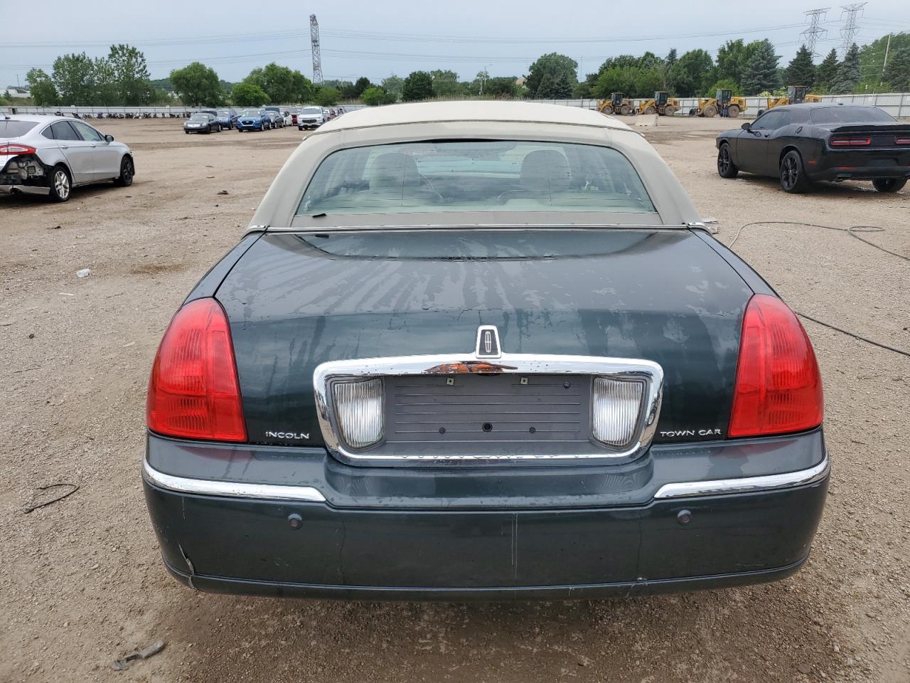 2003 Lincoln Town Car Signature VIN: 1LNHM82W13Y616234 Lot: 61365045