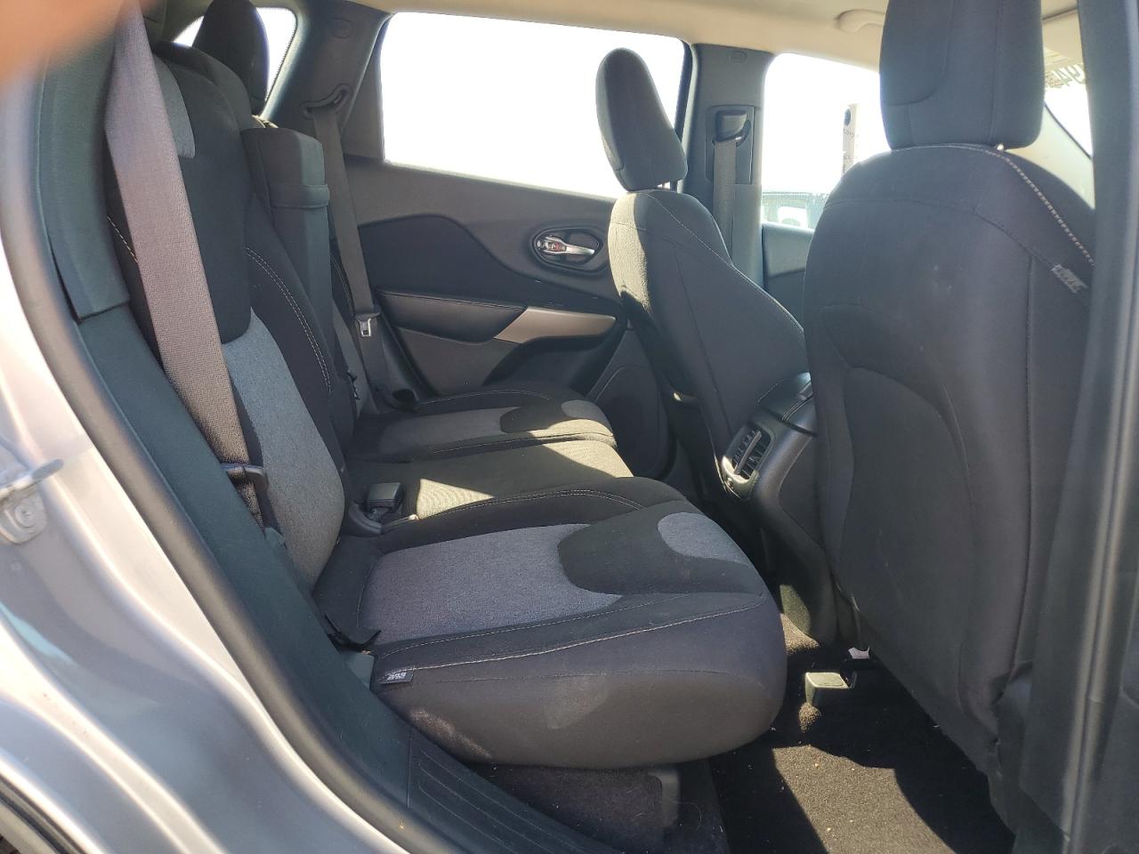 2018 Jeep Cherokee Latitude VIN: 1C4PJLCB9JD590512 Lot: 60981945