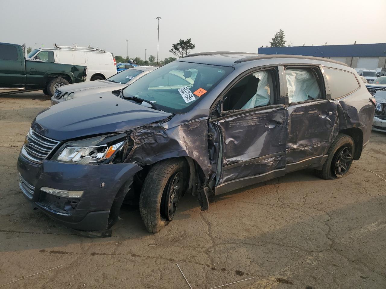 2013 Chevrolet Traverse Ls продається в Woodhaven, MI - Side
