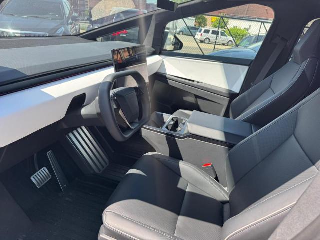  TESLA CYBERTRUCK 2024 Srebrny