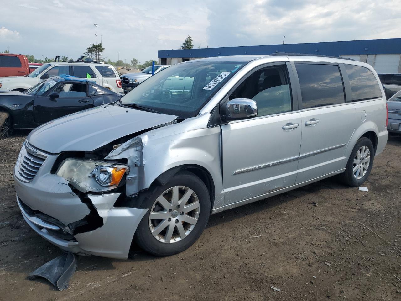 2012 Chrysler Town & Country Touring L na sprzedaż w Woodhaven, MI - Front End