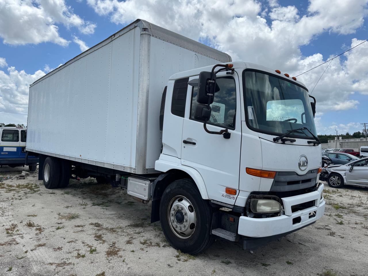 2011 Nissan Diesel Ud2600 en Venta en Riverview, FL - Minor Dent/Scratches