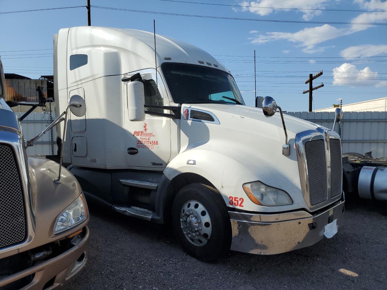 2016 Kenworth T680 Semi Truck for Sale in Phoenix, AZ - Minor Dent/Scratches