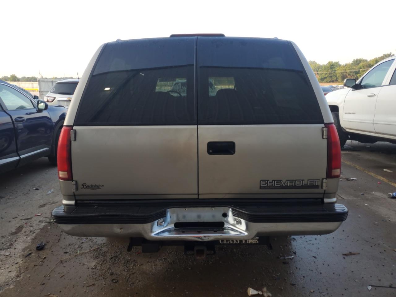 1998 Chevrolet Suburban C1500 VIN: 1GBEC16R1WJ375489 Lot: 62376635
