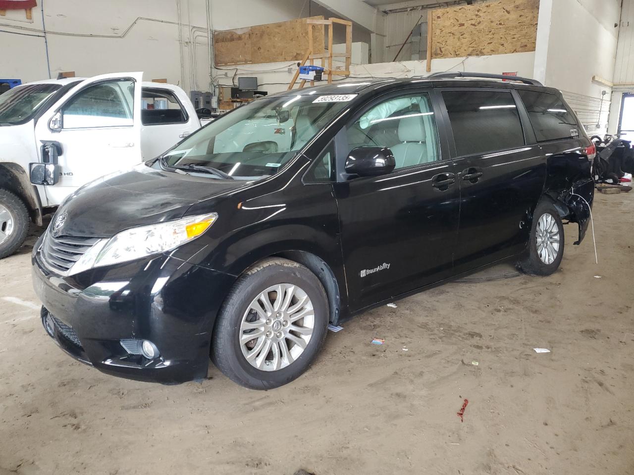 2013 Toyota Sienna Xle იყიდება Ham Lake-ში, MN - Rear End