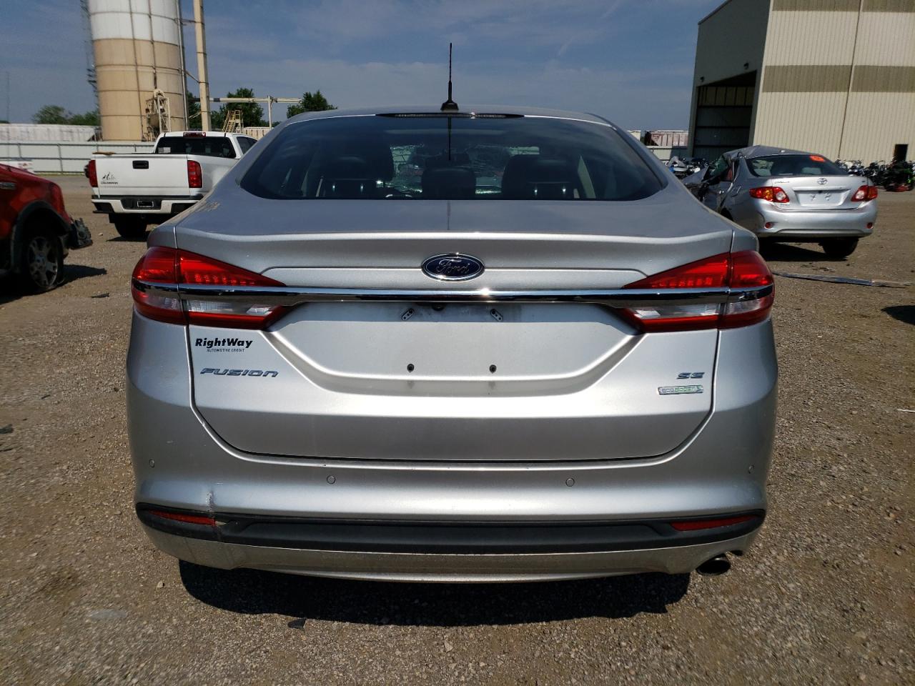 3FA6P0HDXJR260300 2018 Ford Fusion Se