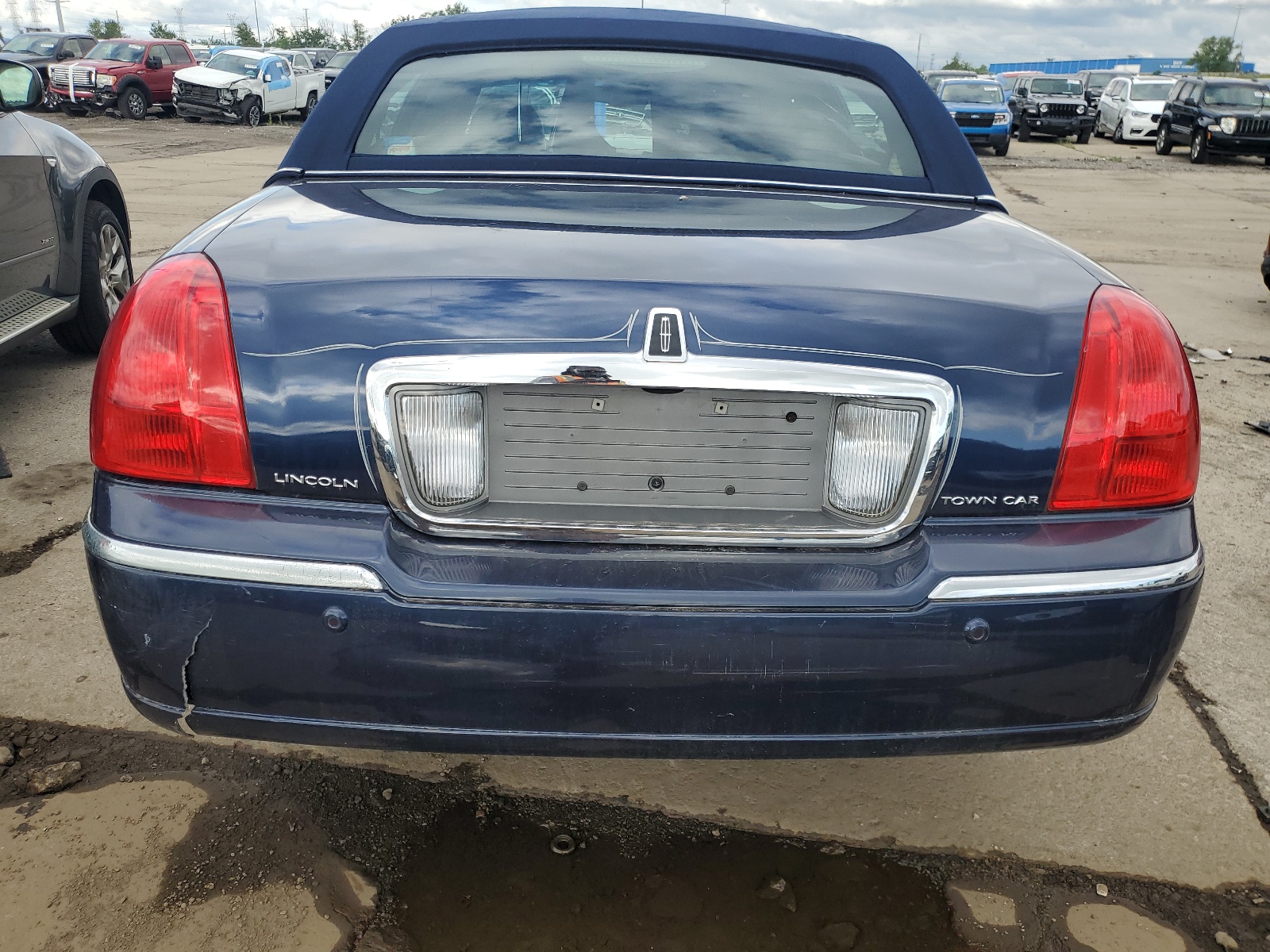 1LNHM82W73Y616450 2003 Lincoln Town Car Signature