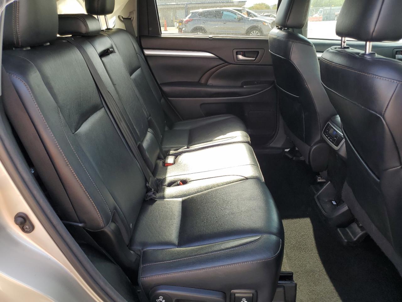 2016 Toyota Highlander Xle VIN: 5TDJKRFH9GS323955 Lot: 64496394