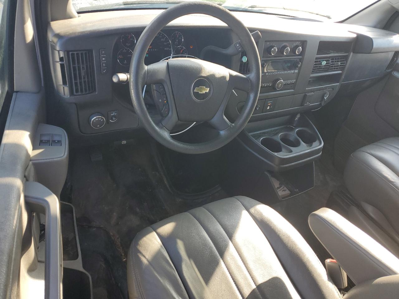 2017 Chevrolet Express G2500 VIN: 1GCWGAFF2H1351330 Lot: 61818154