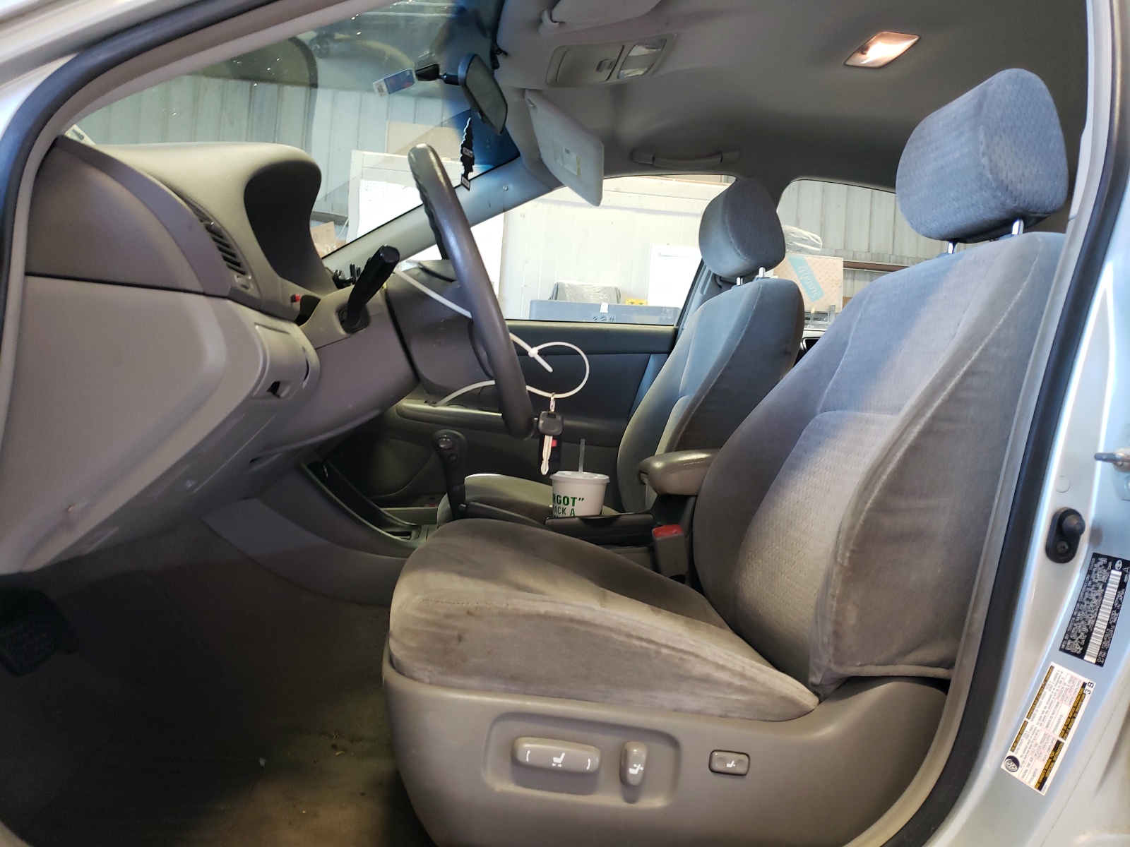 JTDBE32K440262779 2004 Toyota Camry Le