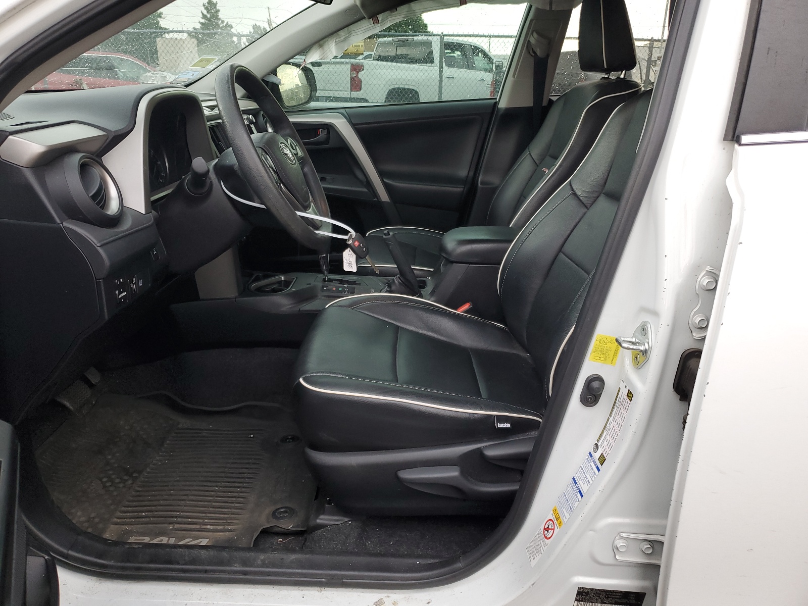 2T3BFREV5HW619877 2017 Toyota Rav4 Le