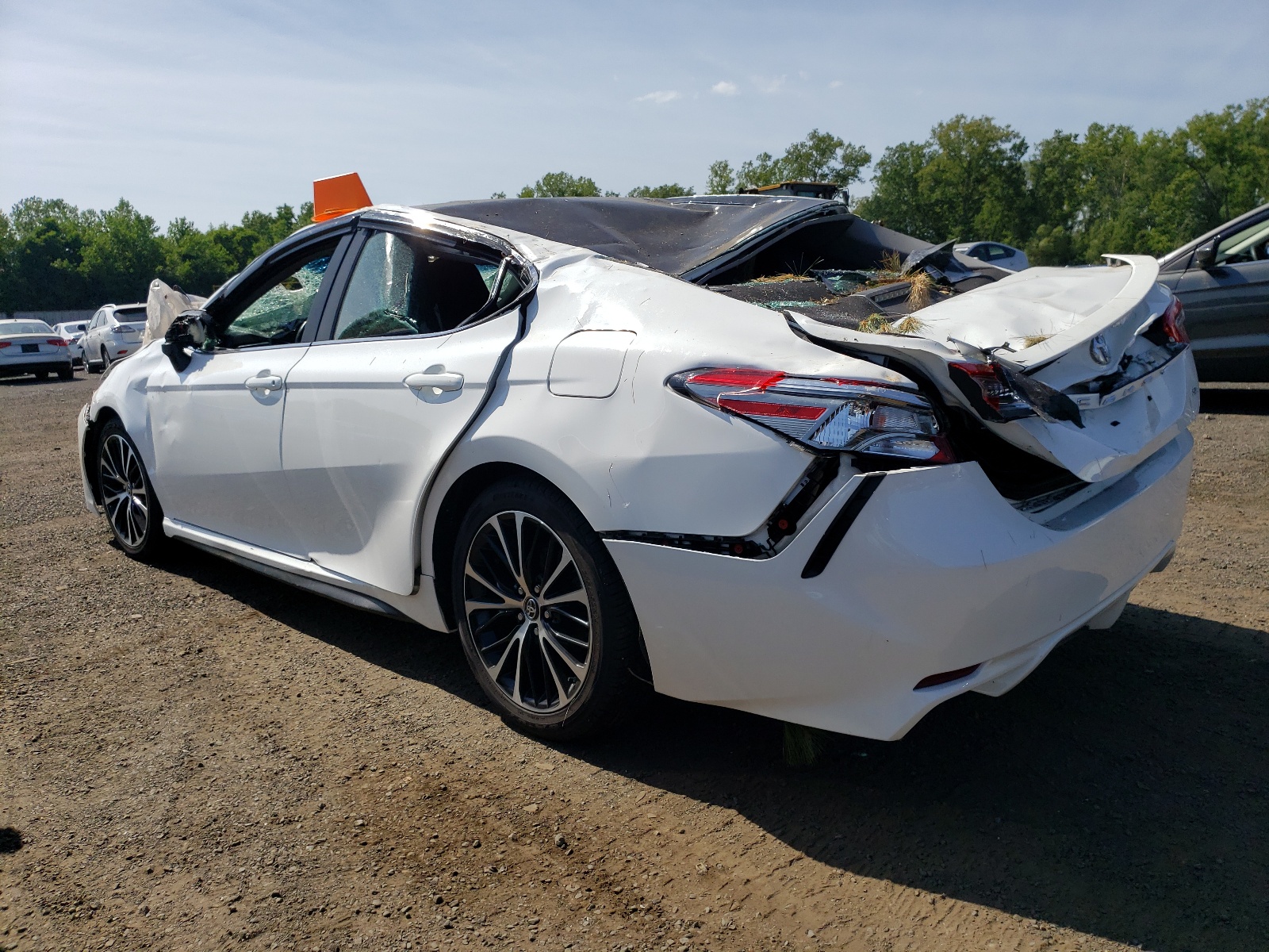 2018 Toyota Camry L vin: 4T1B11HK3JU647970