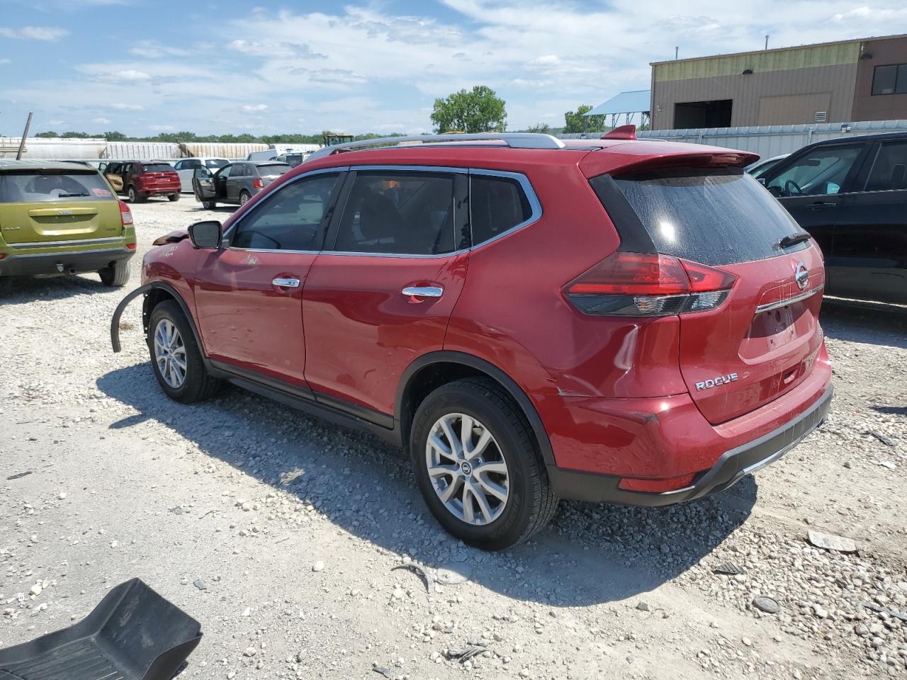 JN8AT2MV2HW260586 2017 NISSAN ROGUE - Image 2