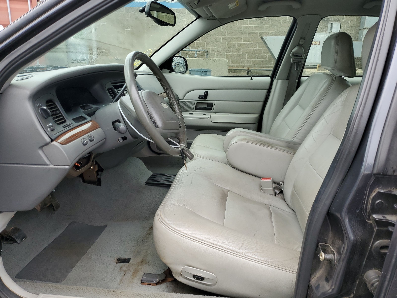 2FAFP74W04X104773 2004 Ford Crown Victoria Lx