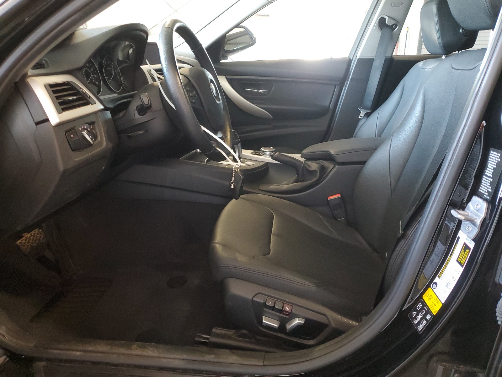 WBA8E5G59GNU20093 2016 BMW 320 Xi