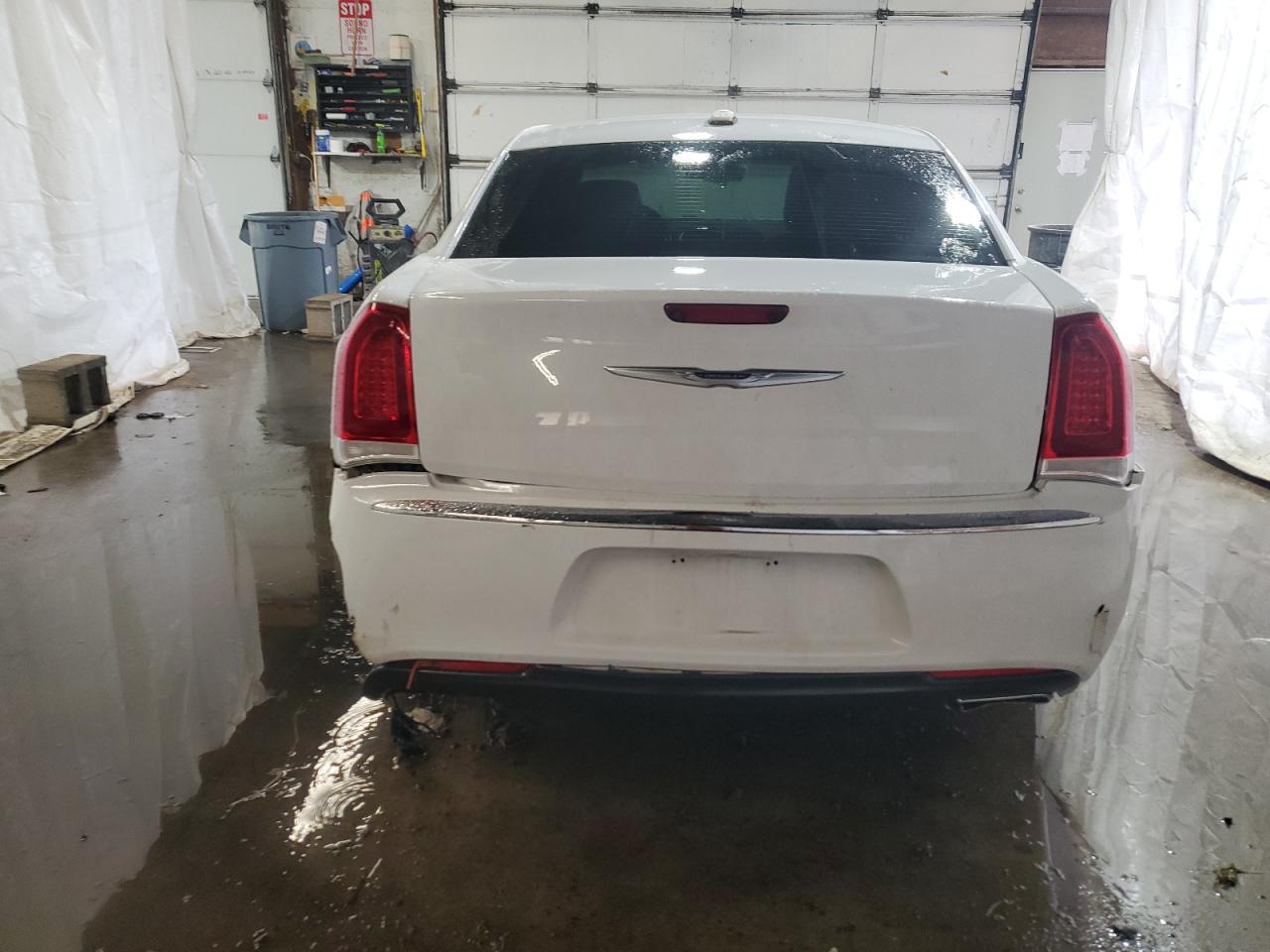 2015 Chrysler 300 Limited VIN: 2C3CCARG2FH757243 Lot: 63910564