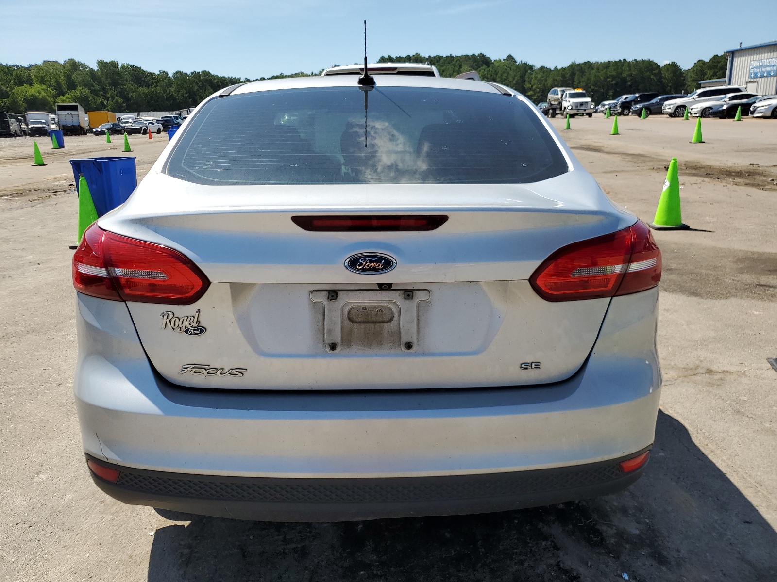 2018 Ford Focus Se vin: 1FADP3F20JL275283