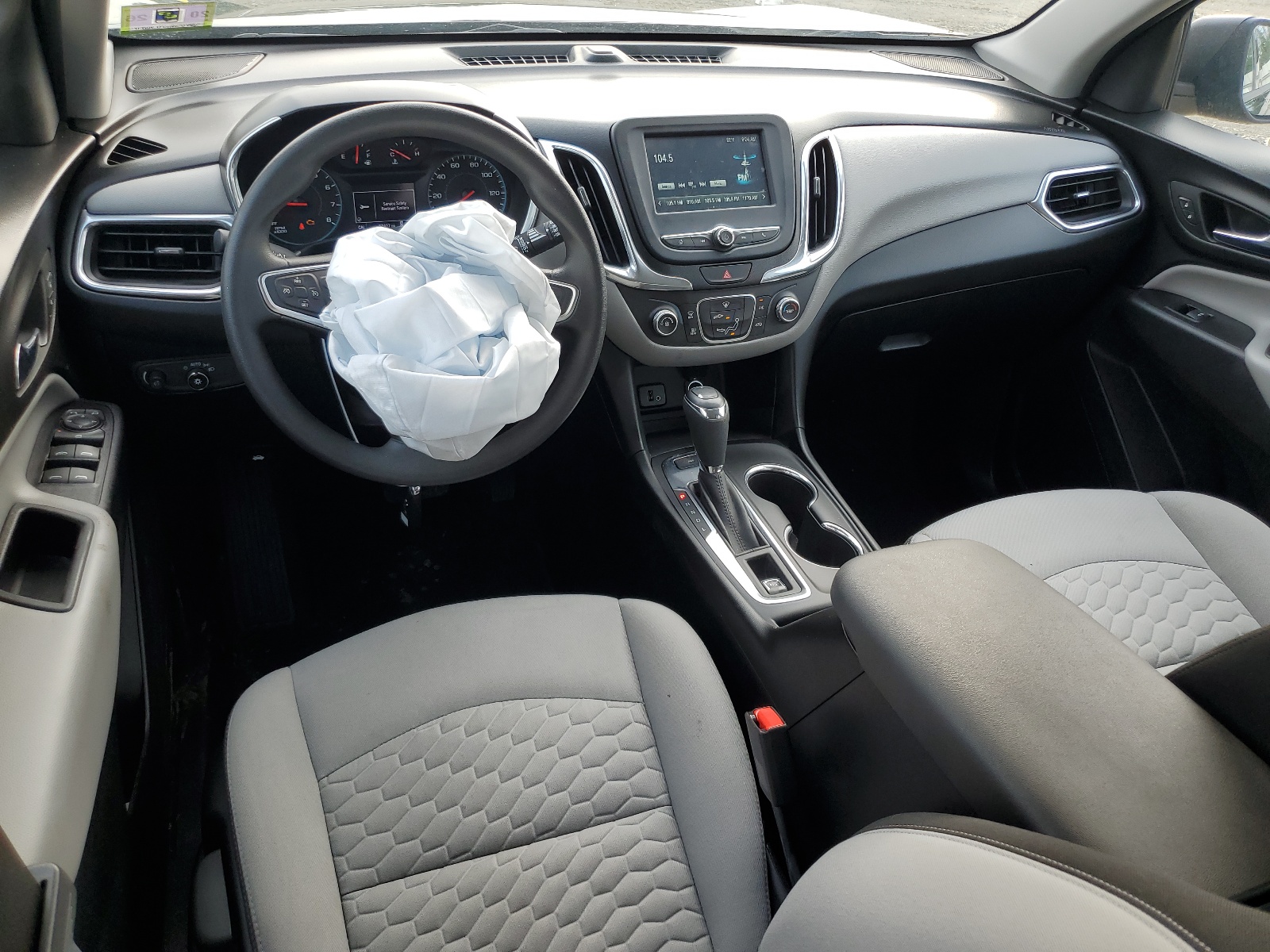 2GNAXREV6J6340133 2018 Chevrolet Equinox Ls