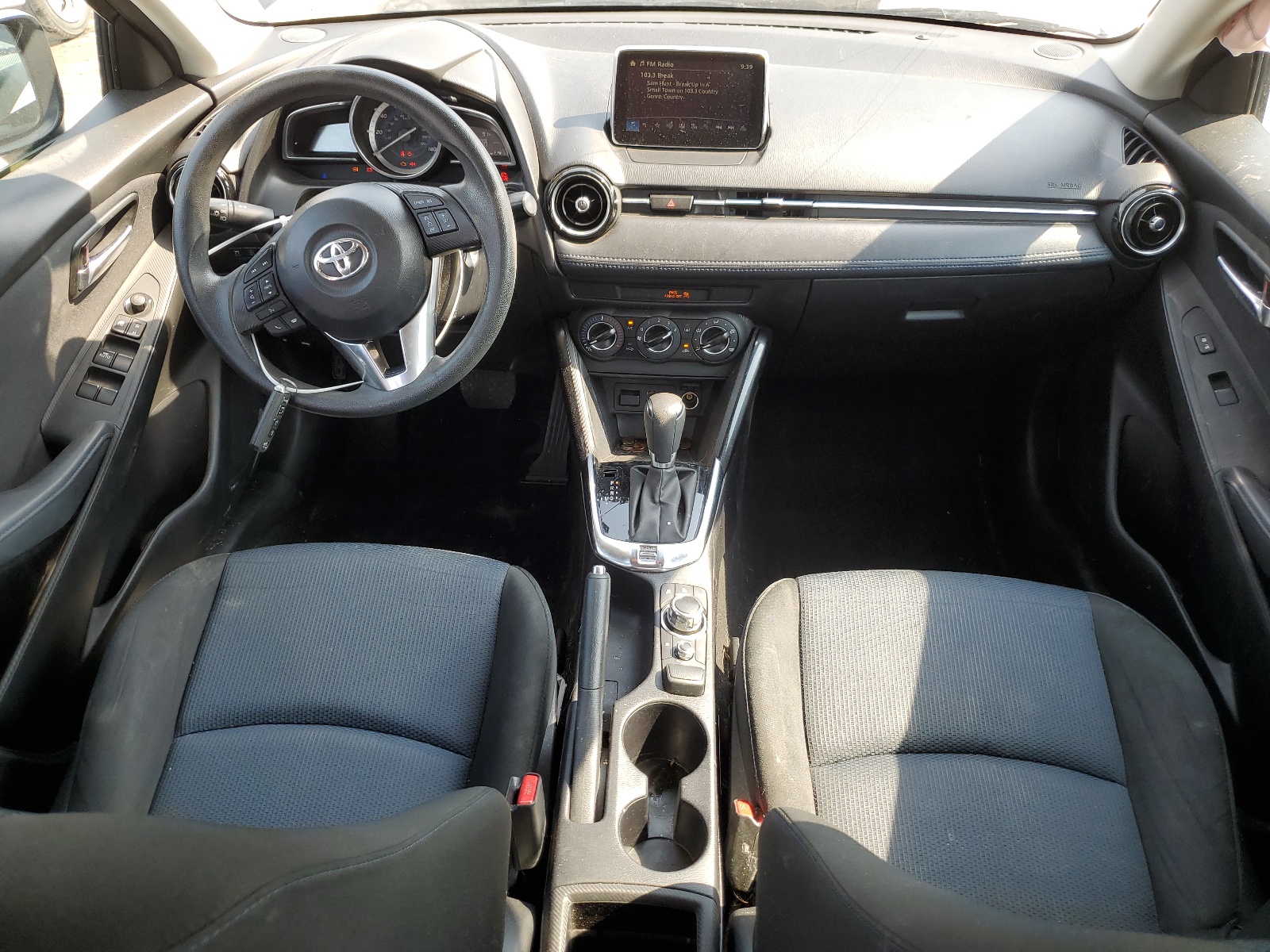 3MYDLBYV1JY322126 2018 Toyota Yaris Ia