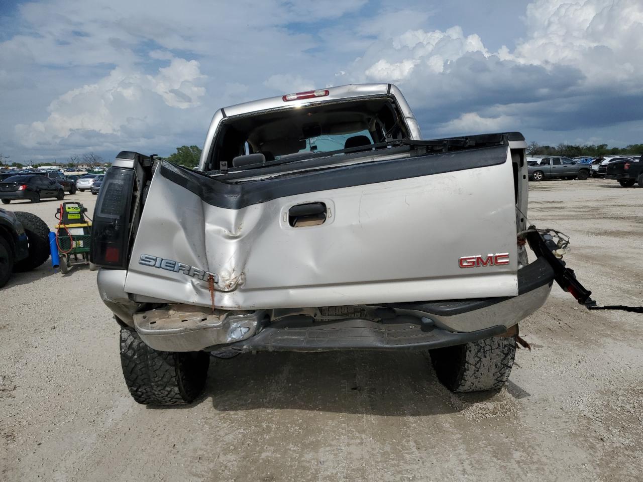 2004 GMC New Sierra C1500 VIN: 2GTEC13TX41380144 Lot: 64263944