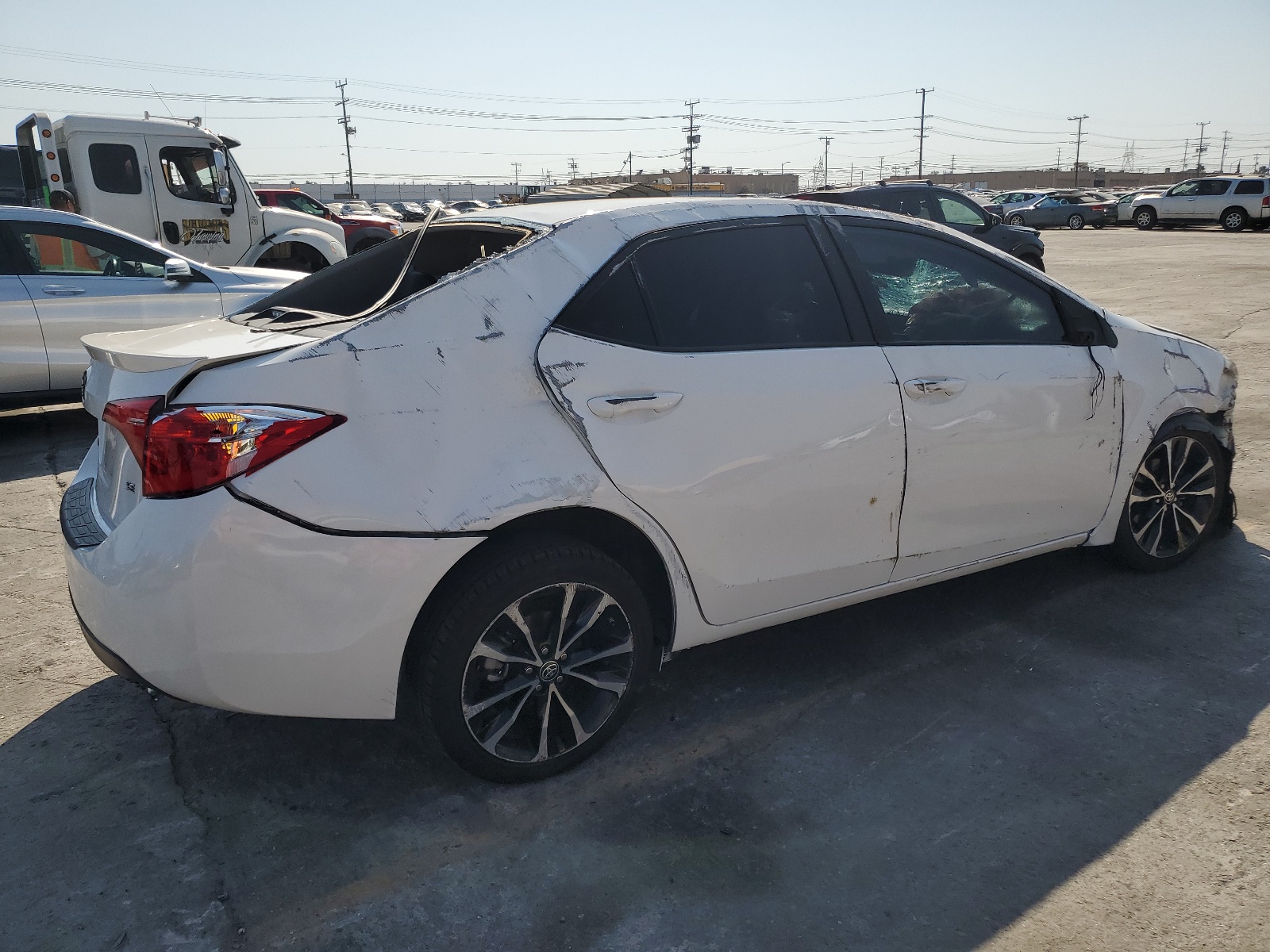 2018 Toyota Corolla L vin: 5YFBURHE1JP770510