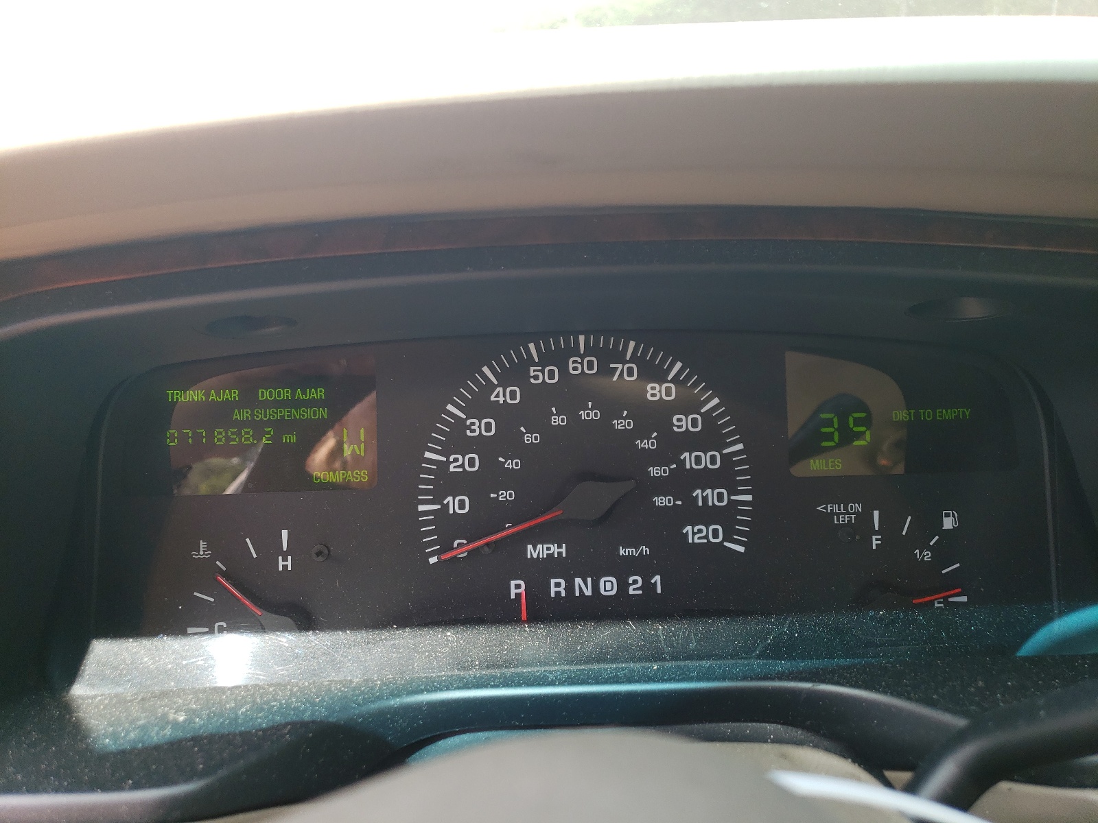 1LNHM82W32Y609915 2002 Lincoln Town Car Signature