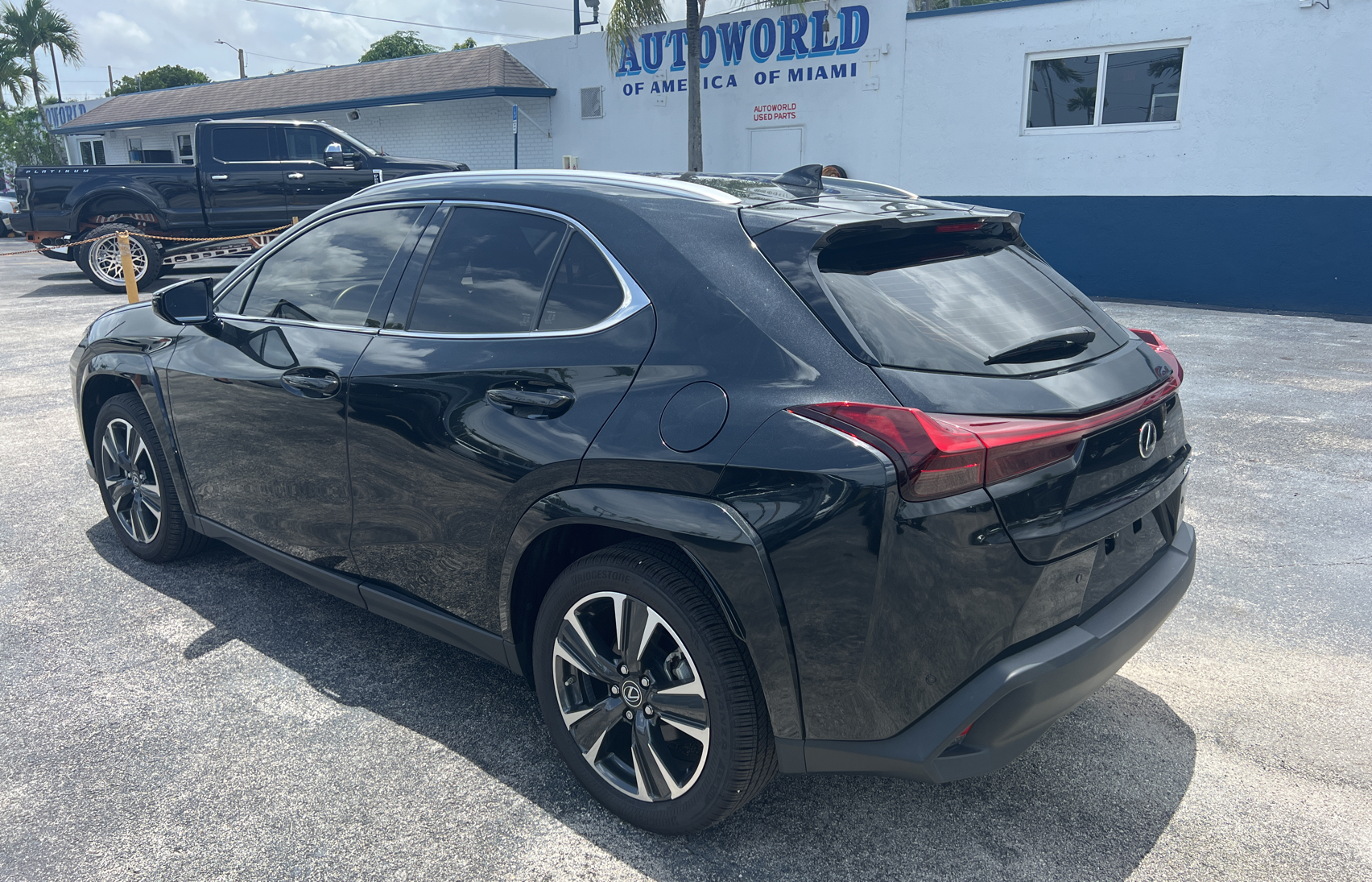 2023 Lexus Ux 250H Premium vin: JTHP6JBH1P2143669