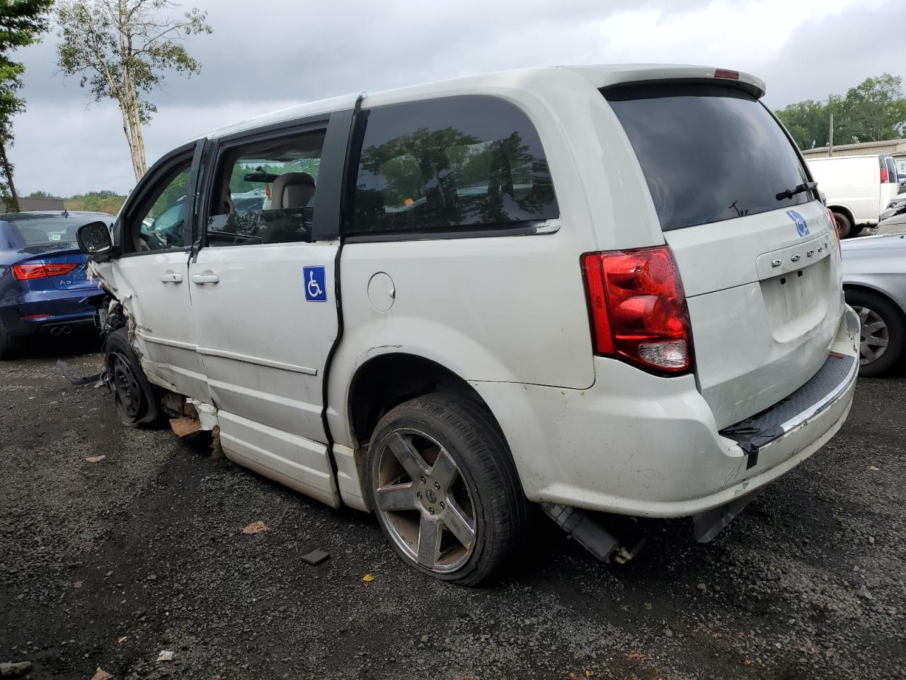 2014 Dodge Caravan - Image 2