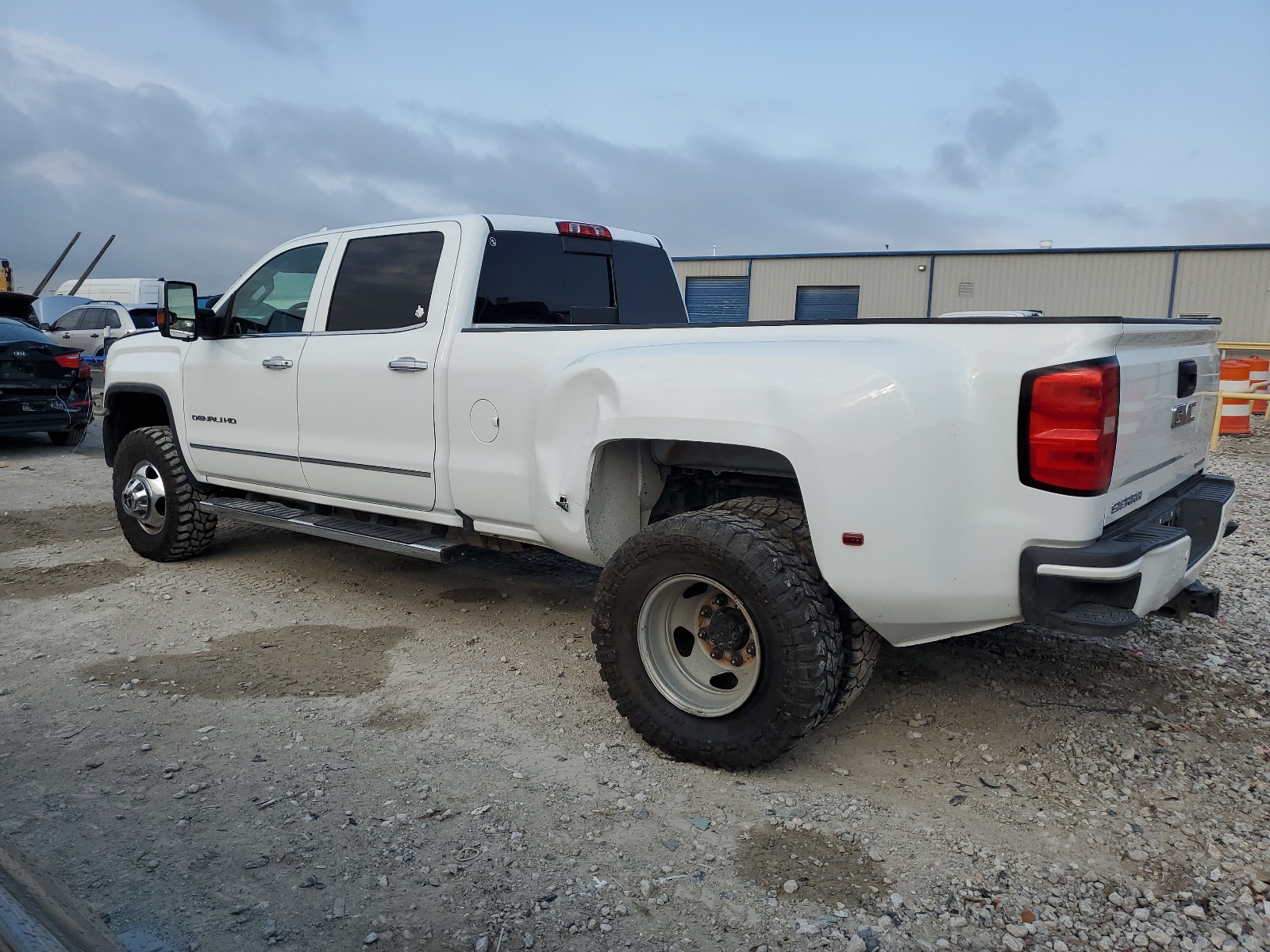 2017 GMC Sierra K3500 Denali vin: 1GT42YEY2HF176405