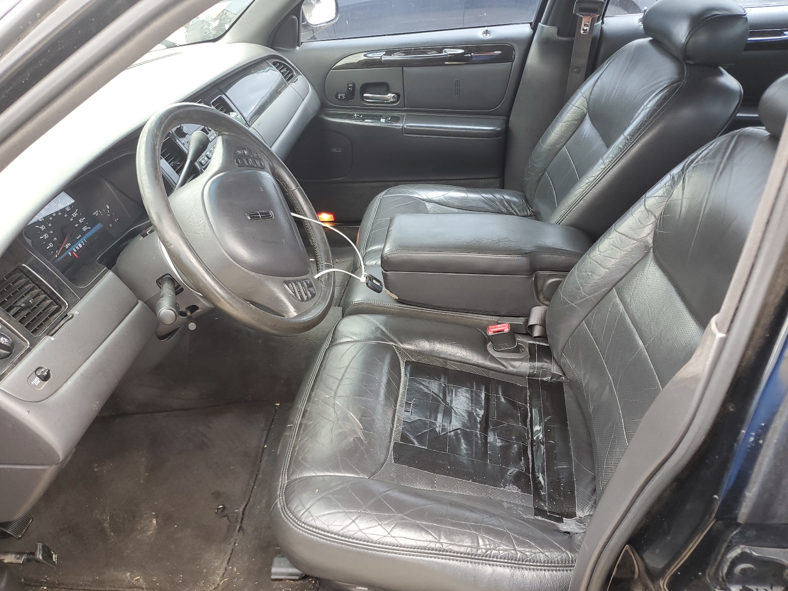 1LNFM82W8WY644303 1998 Lincoln Town Car Signature