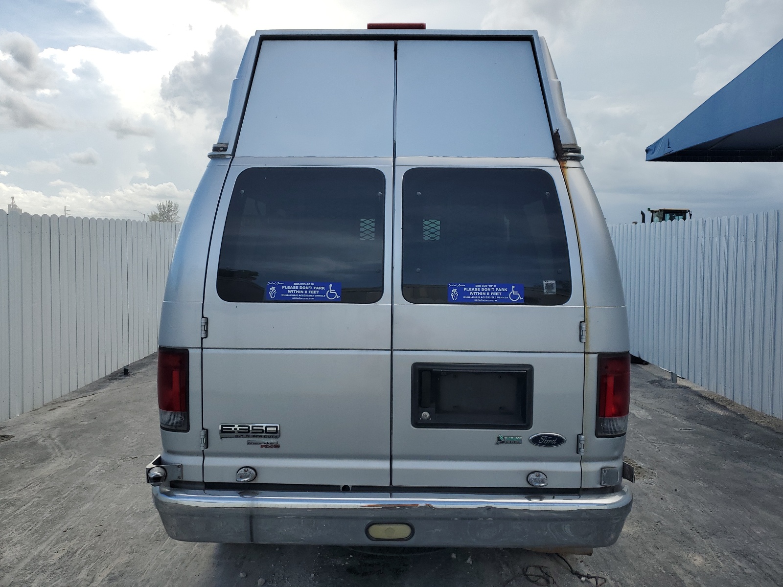 1FBNE3BL4BDB04779 2011 Ford Econoline E350 Super Duty Wagon