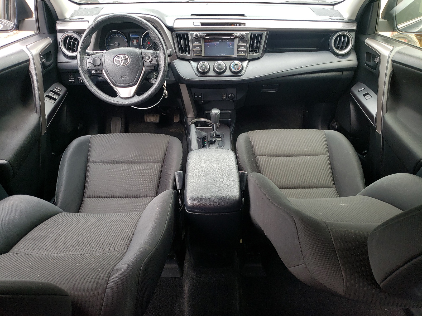 JTMBFREVXJJ743891 2018 Toyota Rav4 Le