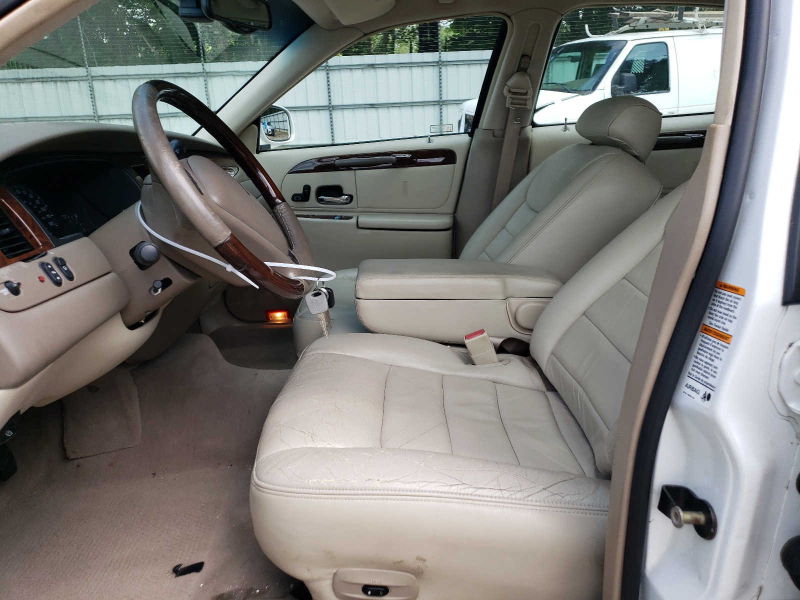 1LNHM82W32Y609915 2002 Lincoln Town Car Signature