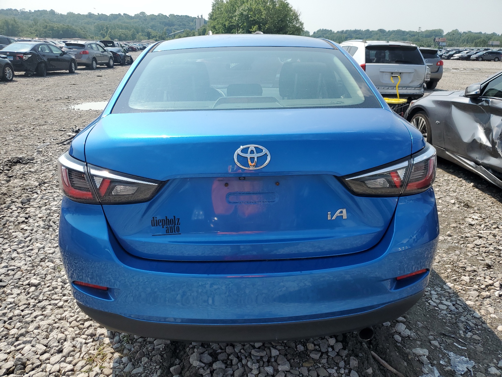 3MYDLBYV0JY310386 2018 Toyota Yaris Ia