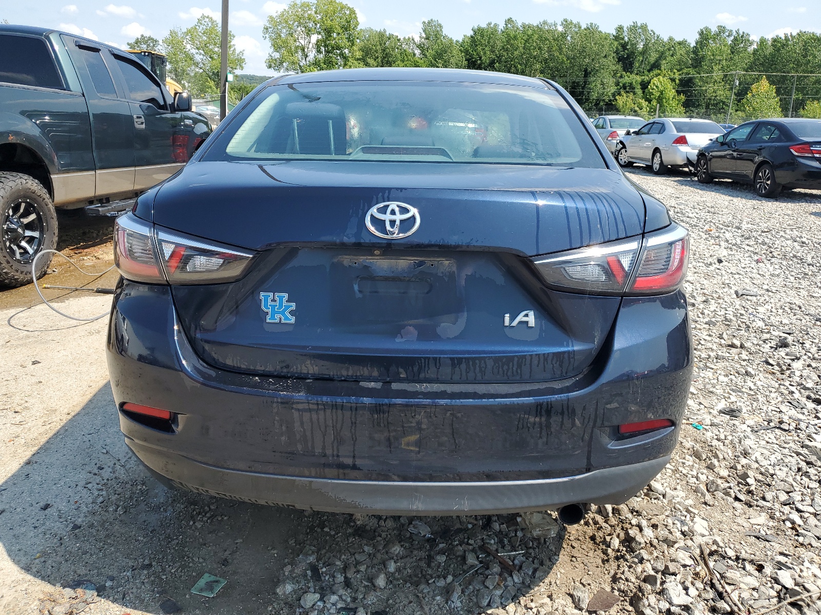 3MYDLBYV6HY156826 2017 Toyota Yaris Ia