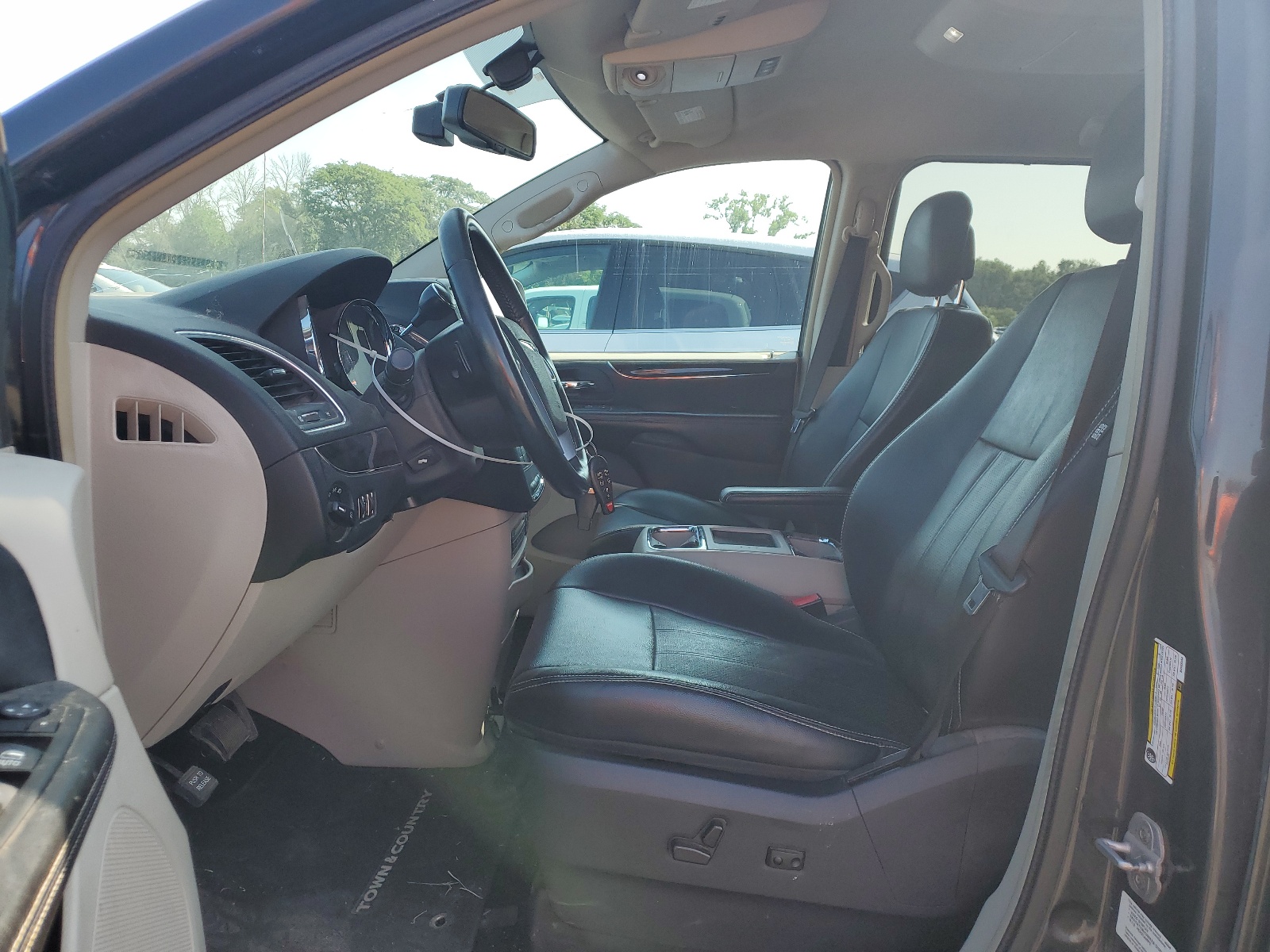 2A4RR8DG6BR656354 2011 Chrysler Town & Country Touring L