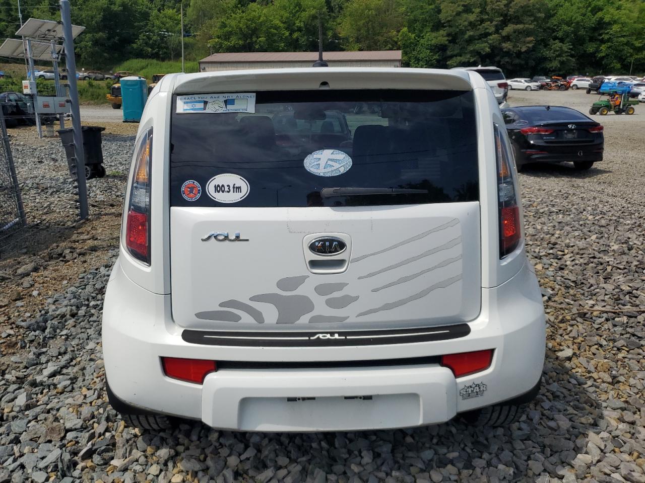 2011 Kia Soul + VIN: KNDJT2A25B7726552 Lot: 62212674