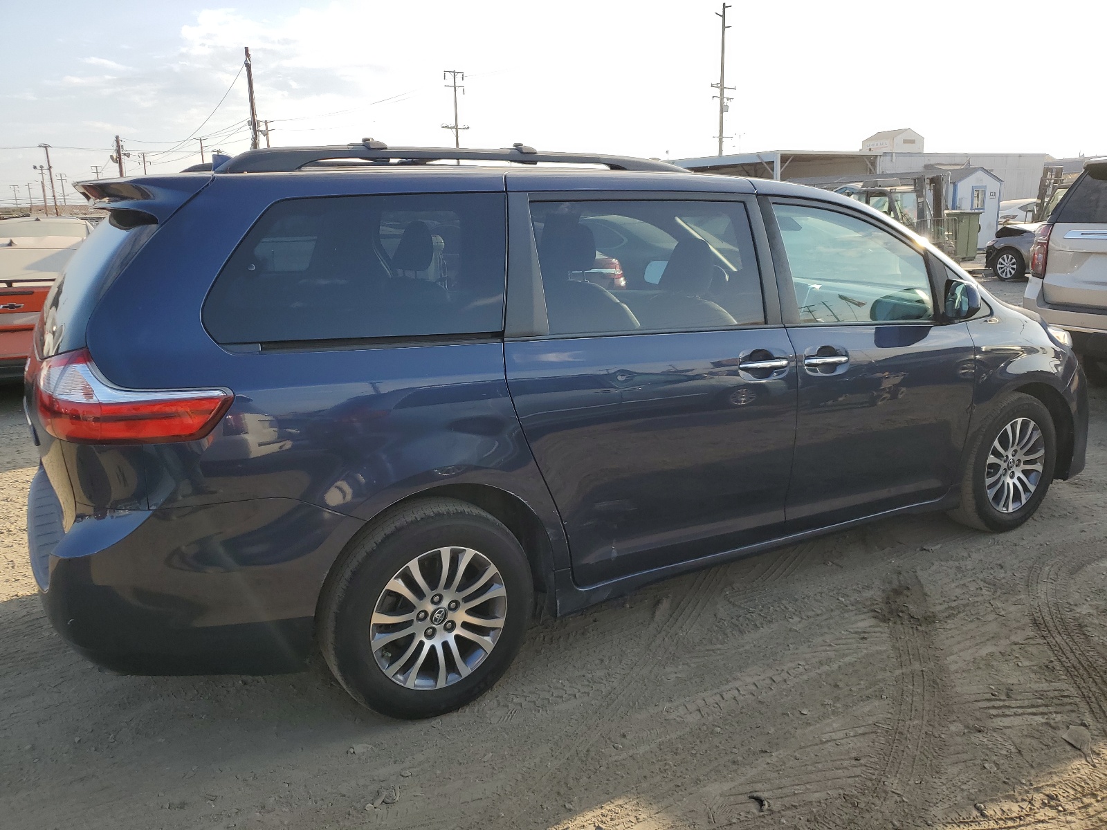 2018 Toyota Sienna Xle vin: 5TDYZ3DC9JS914924