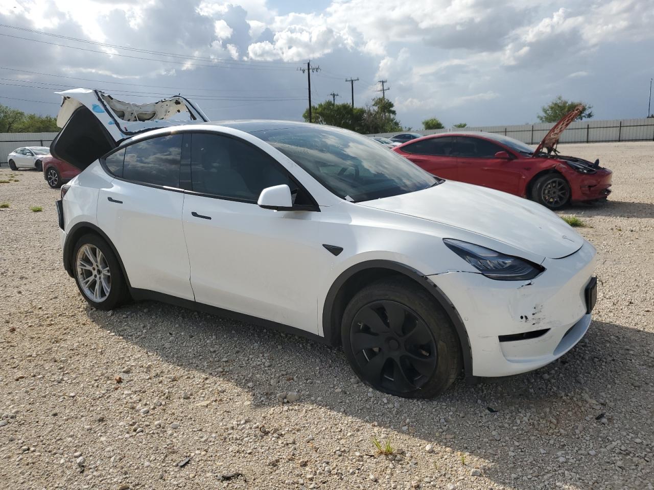 5YJYGDEE5LF032698 Tesla Model Y  4