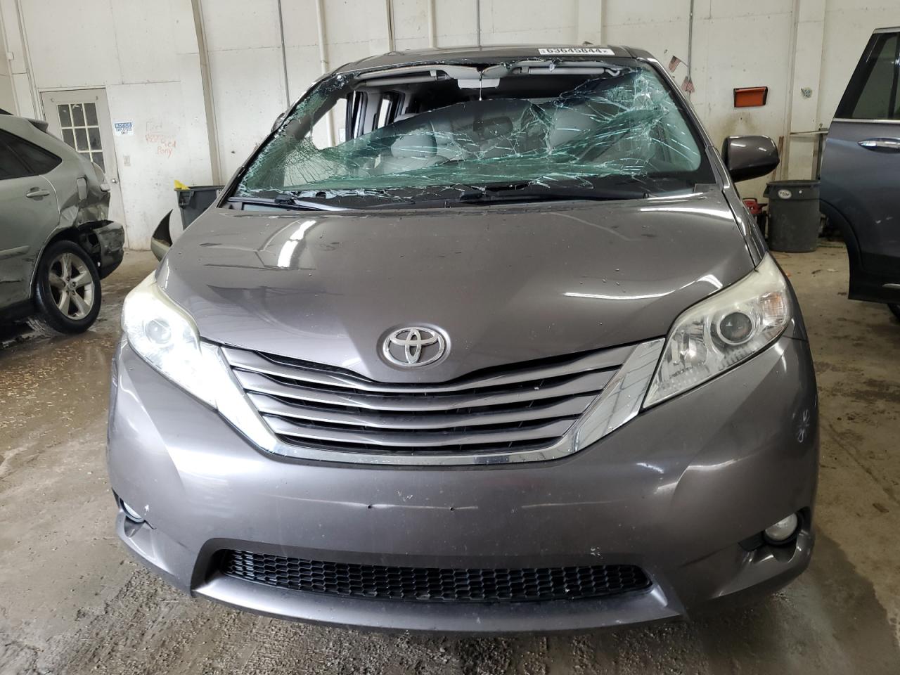 5TDYK3DC7FS562261 2015 Toyota Sienna Xle