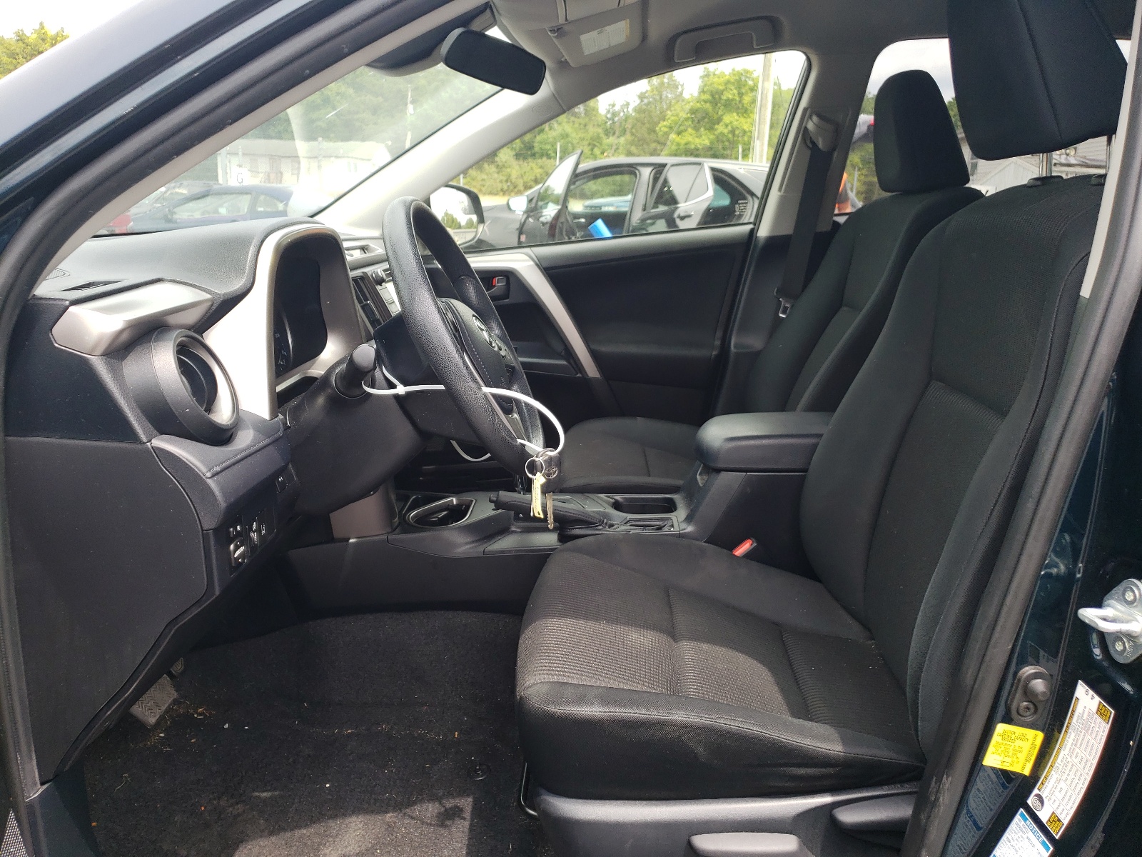 JTMBFREVXJJ180048 2018 Toyota Rav4 Le