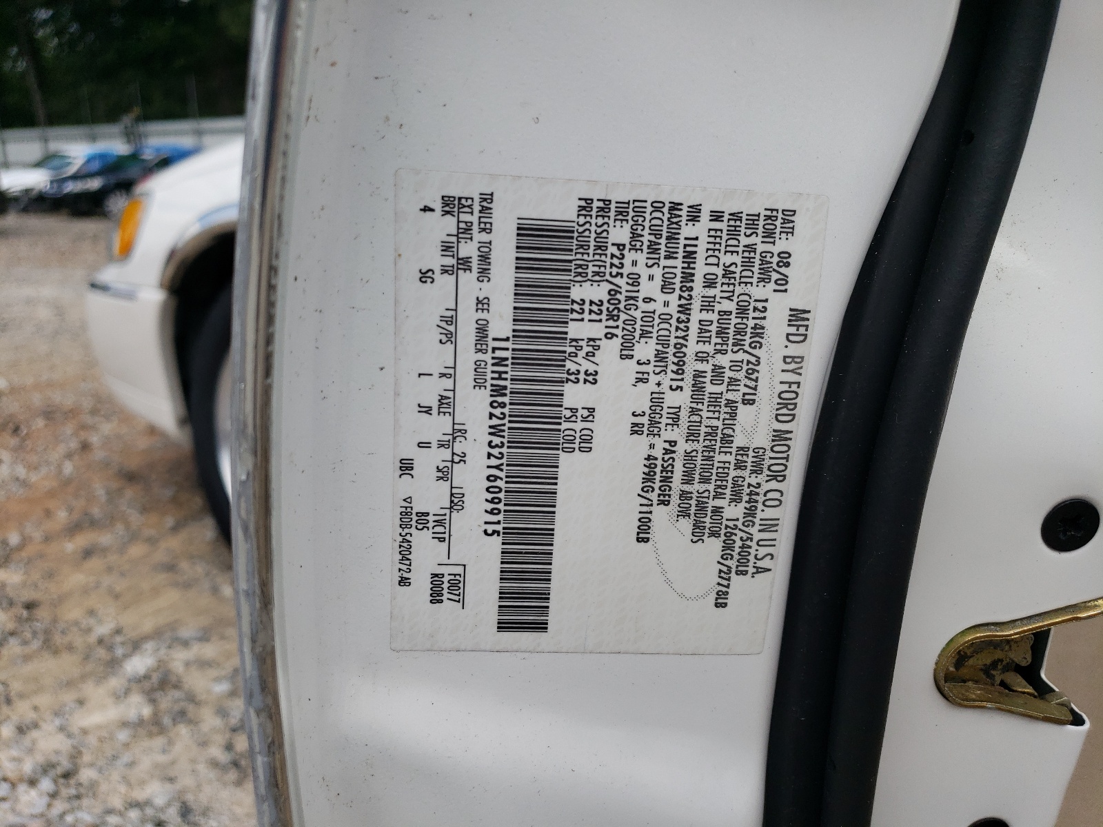 1LNHM82W32Y609915 2002 Lincoln Town Car Signature