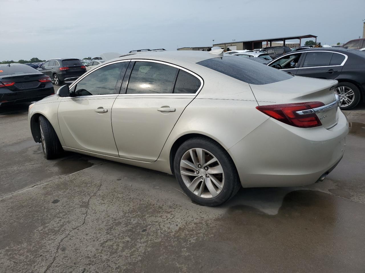 2016 Buick Regal - Image 2