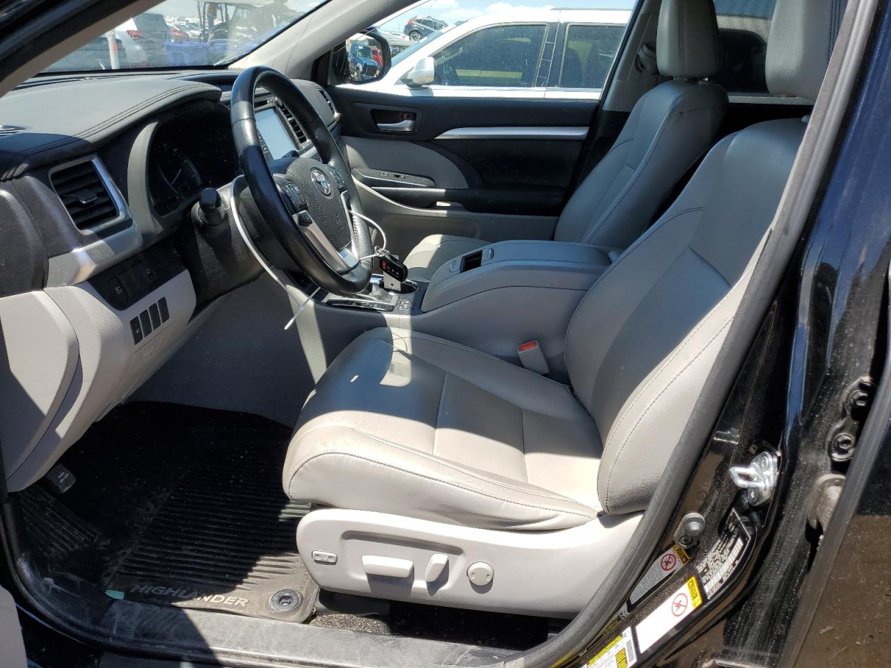 2018 Toyota Highlander Hybrid VIN: 5TDJGRFH2JS045215 Lot: 61429364